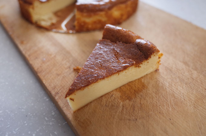 ベイクドチーズケーキの焼き加減や焼き時間は 簡単な作り方と賞味期限をご紹介 Something Plus