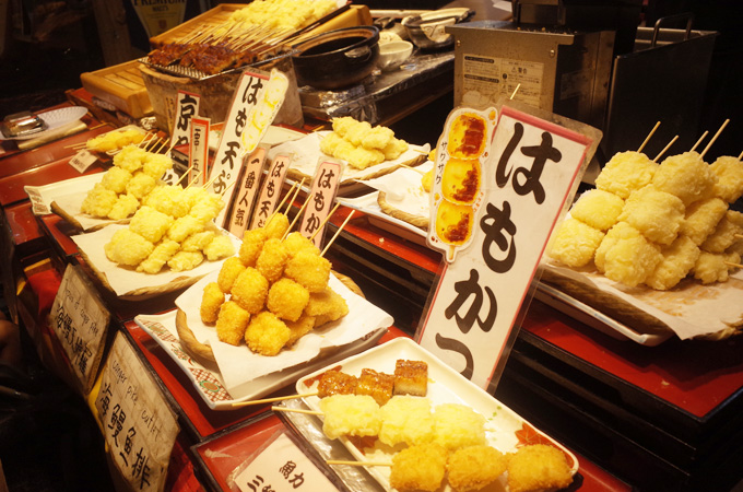 錦市場何時から 定休日はある 行き方や最寄りのバス停もご紹介 京都の食べ歩きといえばやっぱりココは外せない Something Plus