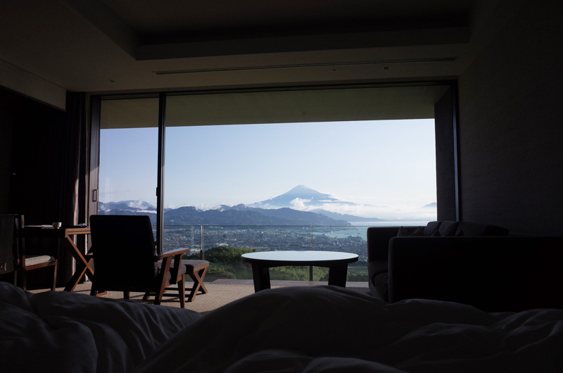 日本平ホテルの部屋の中から見える富士山