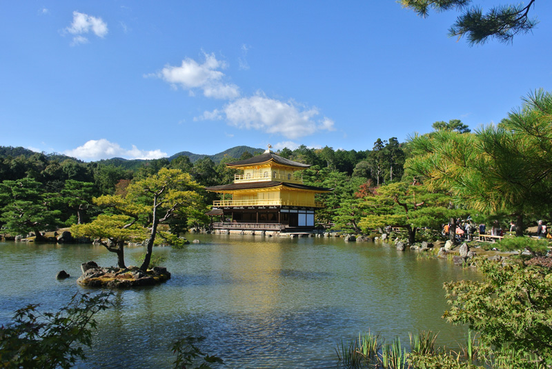 金箔に覆われた舎利殿（金閣）と鏡湖池に映る逆さ金閣