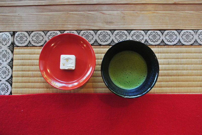 金閣寺ではお抹茶もいただけます