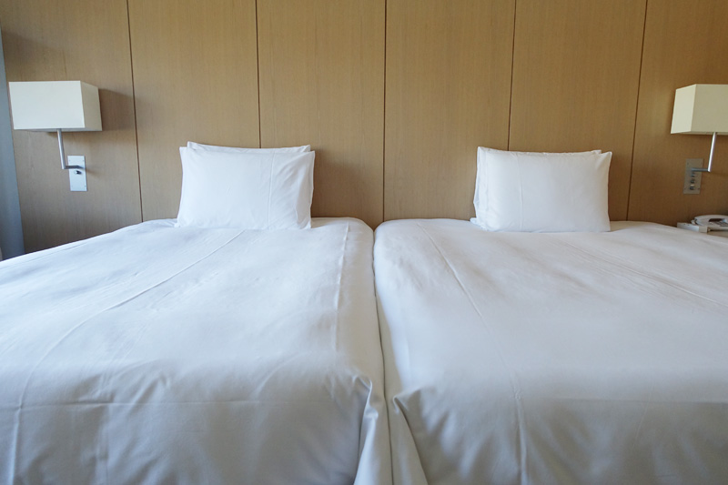 ANAクラウンプラザホテル神戸 クラブフロアのツインベッドと落ち着いた客室空間