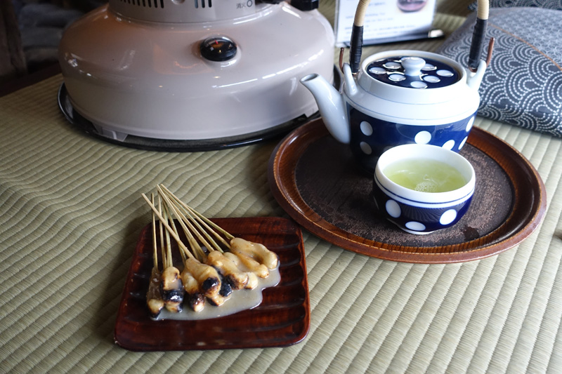 炙り強めでおこげの香りが際立つ一和のあぶり餅