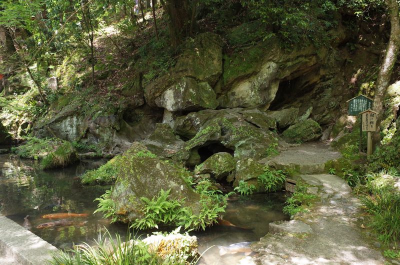 石山寺境内にあるくぐり岩、参拝者が通り抜ける人気スポット
