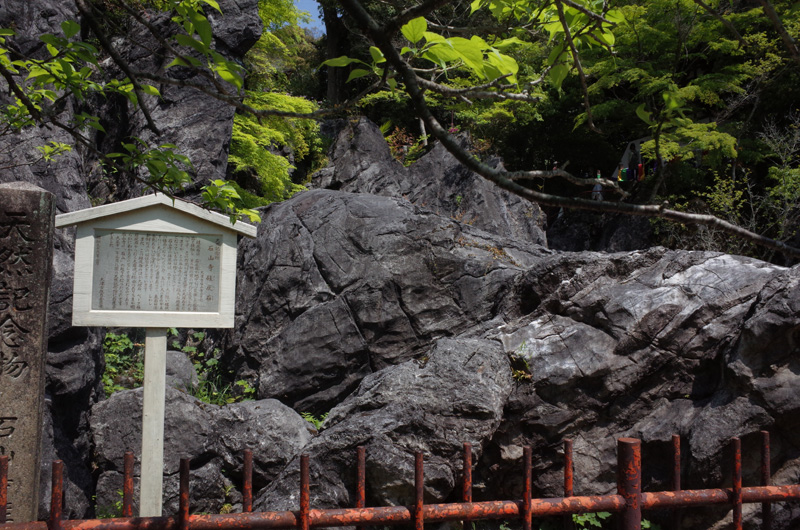 石山寺の名の由来となった硅灰石の岩、自然の力を感じる見どころ