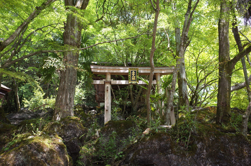 石山寺境内の三十八所権現社、静かな雰囲気の祈りの場