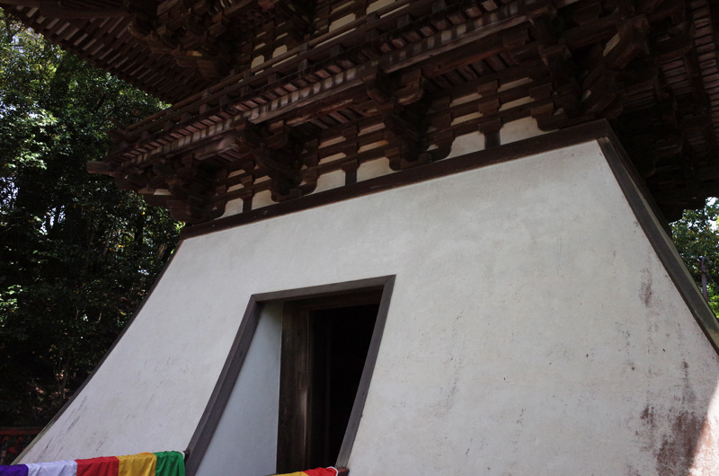 石山寺の鐘楼、境内に響く鐘の音を想像させる建物