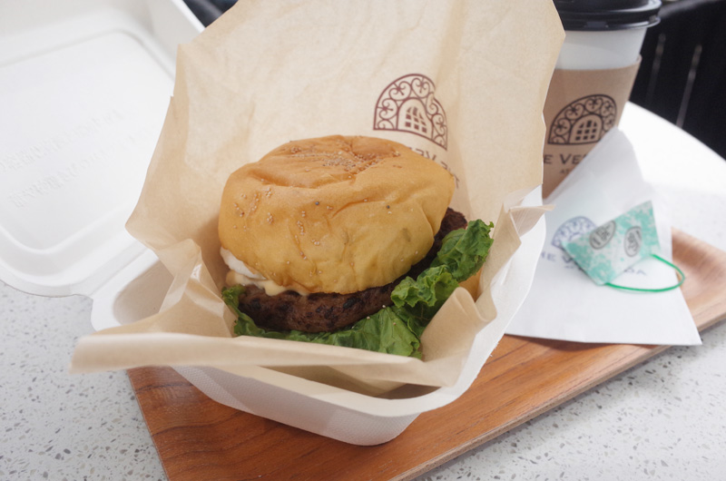 布引ハーブ園のTHE VERANDAのテラスで頂くランチのバーガー