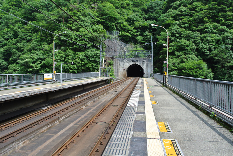 秘境感満載の武田尾駅のプラットホームからの景色