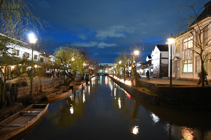 ライトアップされた夜の倉敷美観地区と倉敷川の風景