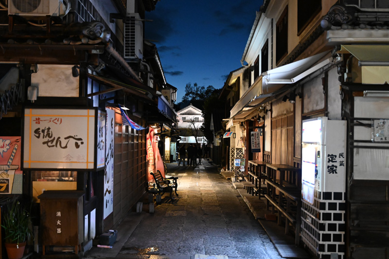 ライトアップされた夜の倉敷美観地区の街並み
