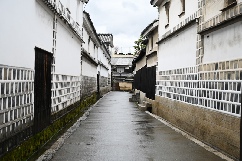 倉敷美観地区の白壁が続く静かな路地