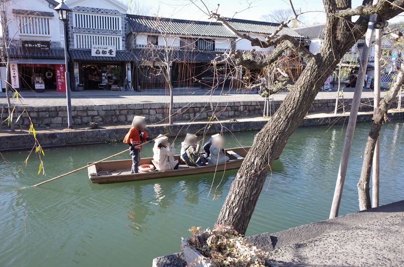 倉敷美観地区の倉敷川を進む川舟流しの様子