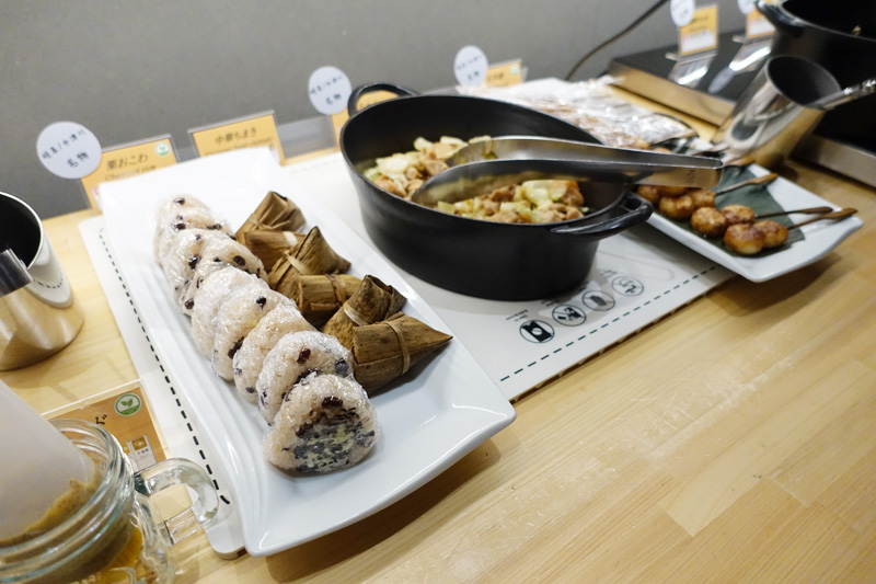 お宿Onn中津川の朝食で提供された栗おこわや五平餅