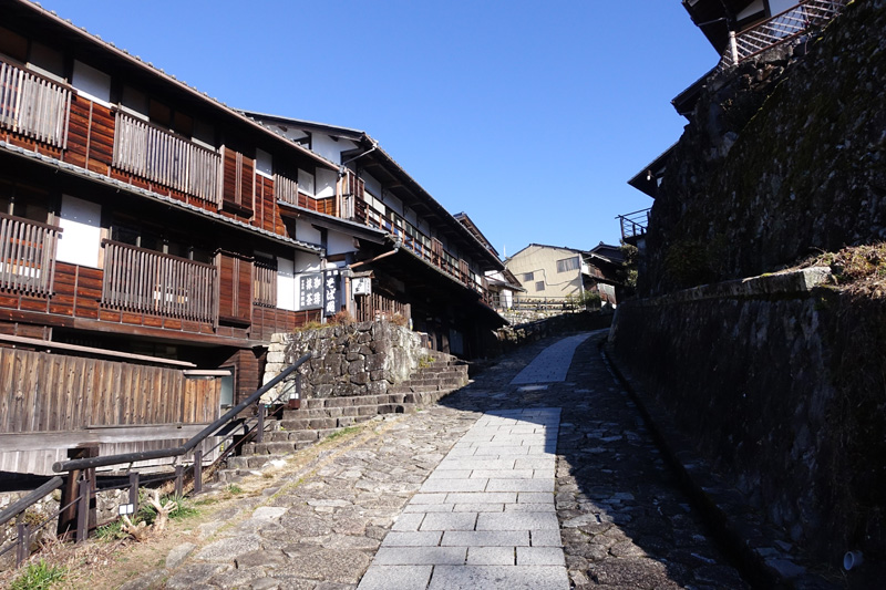 展望台へ続く馬籠宿の上り坂