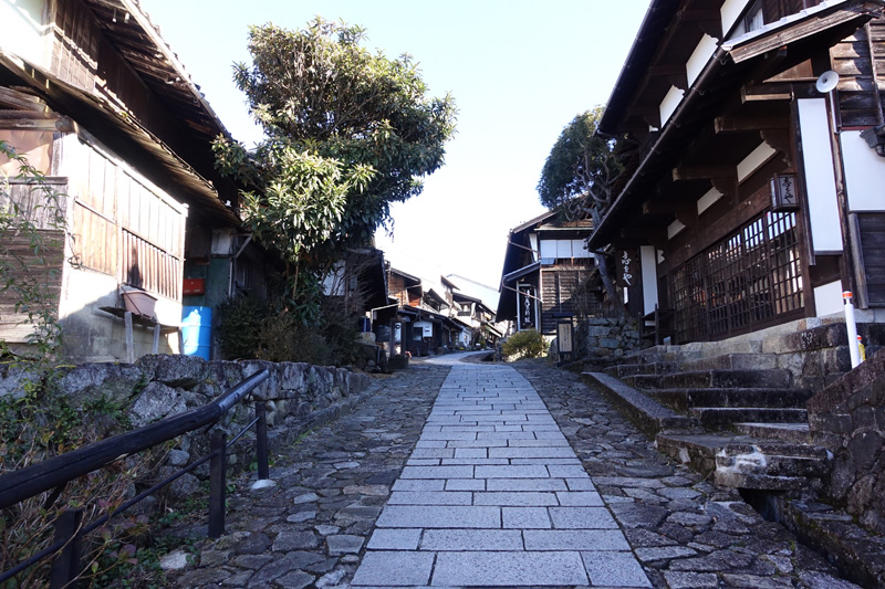 馬籠宿の石畳の坂道を上る様子