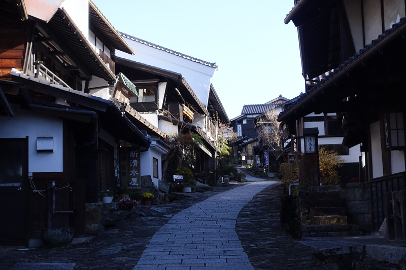 馬籠宿の風情ある石畳の宿場町風景