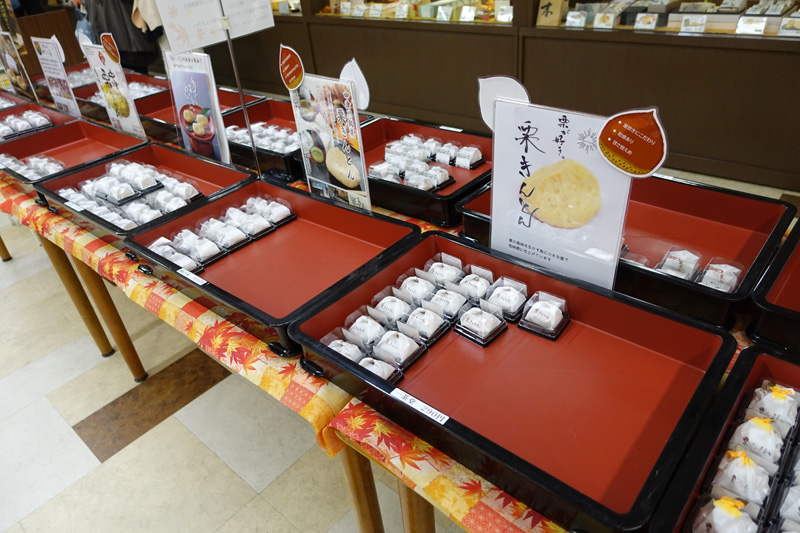 にぎわい特産館では1個ずつ栗きんとんが買えます