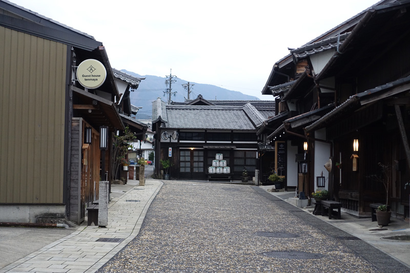 中津川宿の古い町並みと石畳の通り