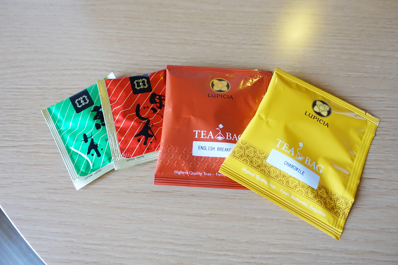 客室に用意されている緑茶や紅茶などのティーセットとリラックスできる備品