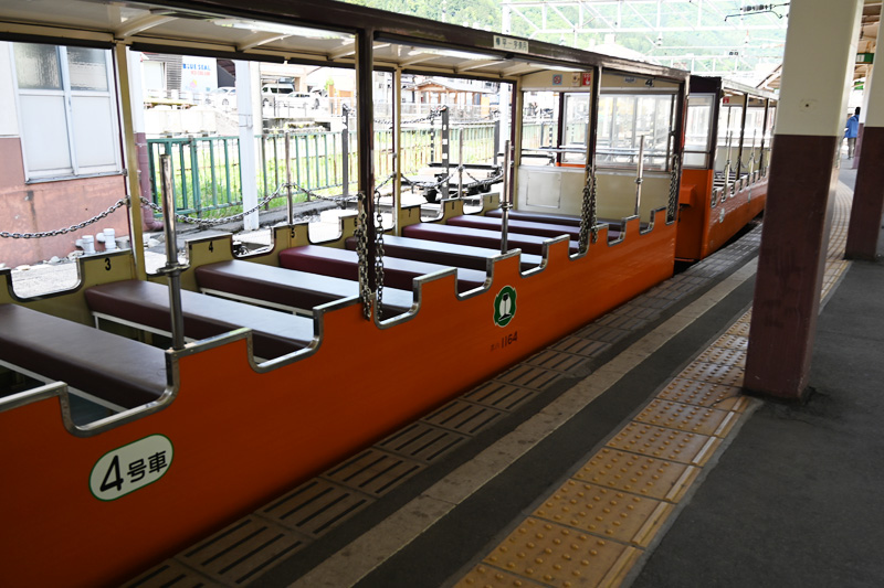 窓がなく開放感のある黒部峡谷トロッコ電車の普通客車
