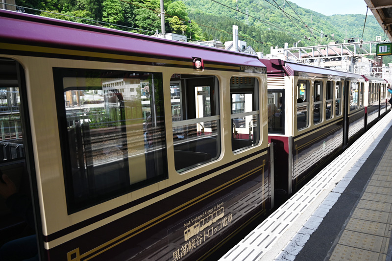窓付きで快適に過ごせる黒部峡谷トロッコ電車のリラックス客車