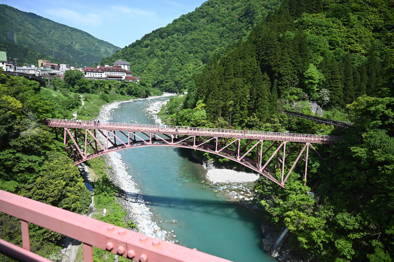 黒部峡谷トロッコ電車から見える赤い新山彦橋