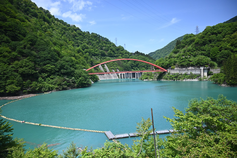 黒部峡谷トロッコ電車から見たうなづき湖と湖面橋