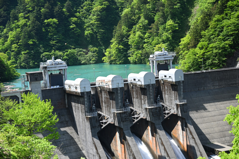 黒部峡谷トロッコ電車から見える出し平ダム