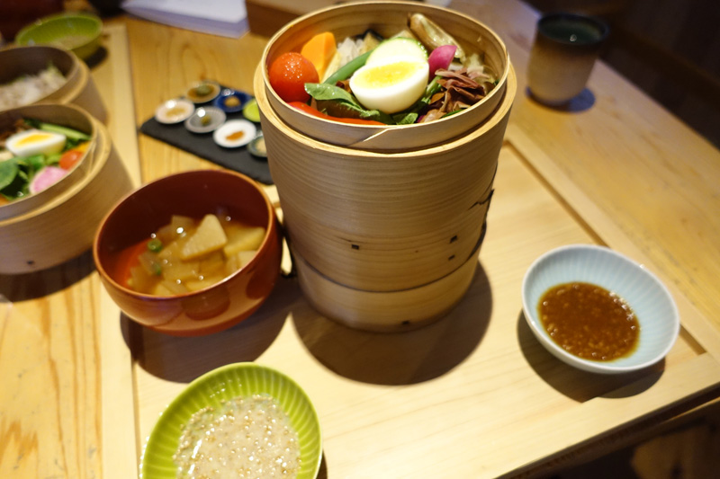 セトレならまちの朝食。大和野菜や古代米を使った和朝食